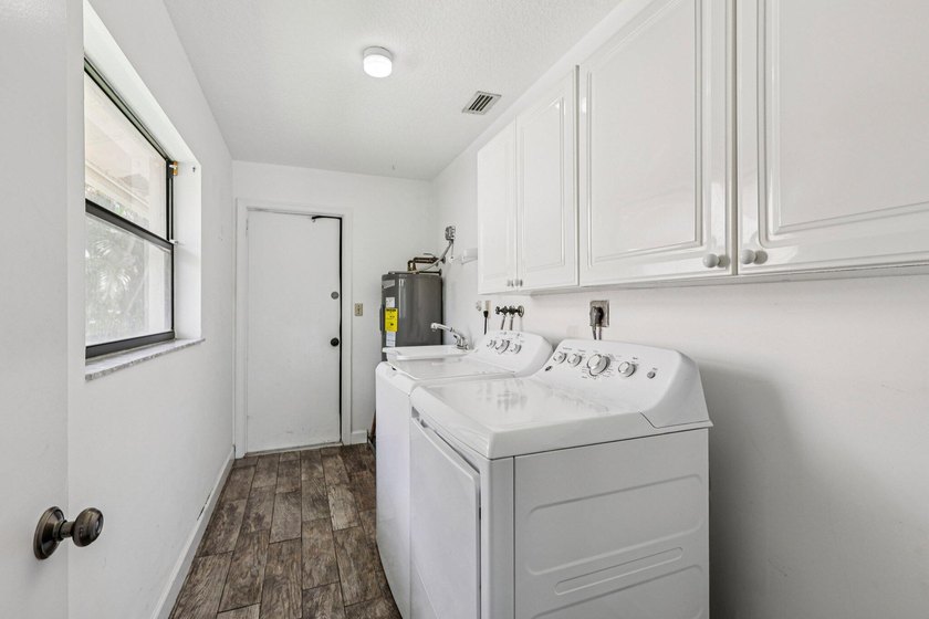 Beautifully modern remodeled 4-bedroom, 2-bath pool home in - photo 35