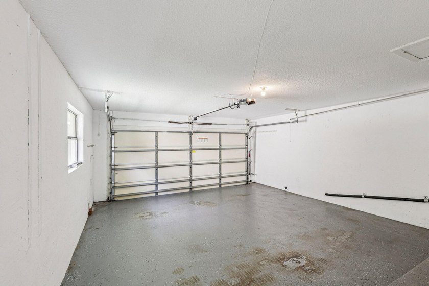 Beautifully modern remodeled 4-bedroom, 2-bath pool home in - photo 36