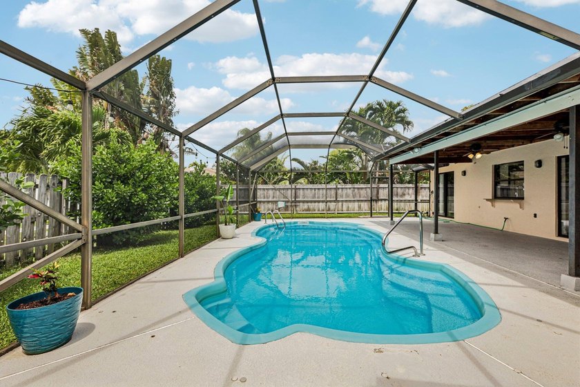 Beautifully modern remodeled 4-bedroom, 2-bath pool home in - photo 37
