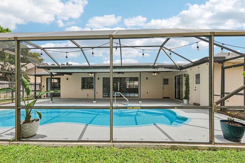 Beautifully modern remodeled 4-bedroom, 2-bath pool home in - photo 38