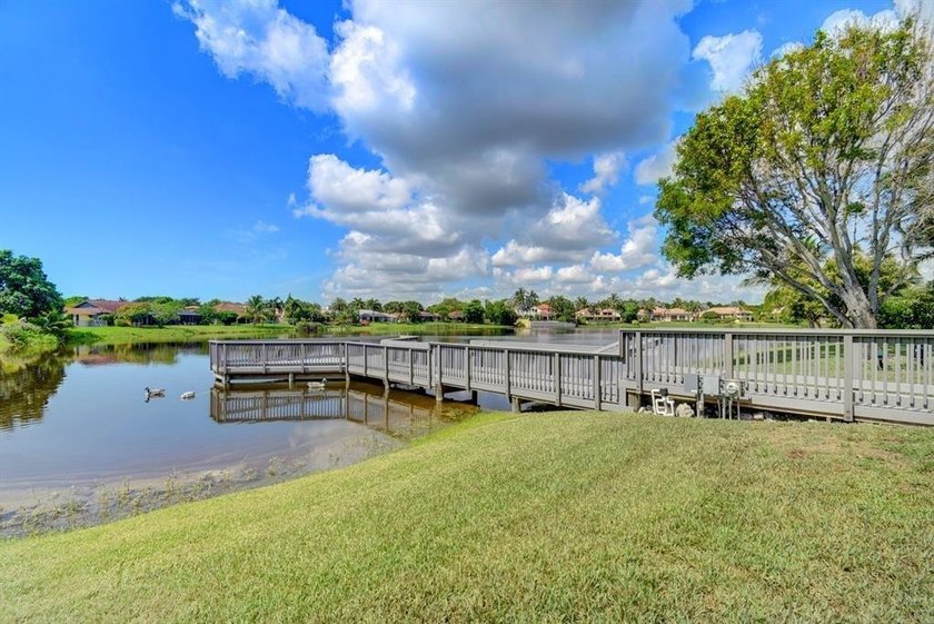 Beautifully modern remodeled 4-bedroom, 2-bath pool home in - photo 41