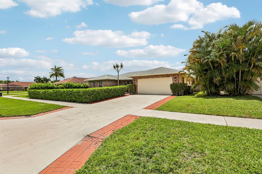 Beautifully modern remodeled 4-bedroom, 2-bath pool home in - photo 42