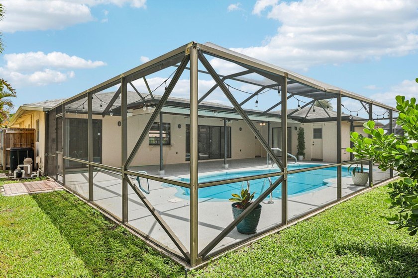 Beautifully modern remodeled 4-bedroom, 2-bath pool home in - photo 43