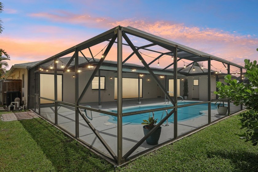 Beautifully modern remodeled 4-bedroom, 2-bath pool home in - photo 44