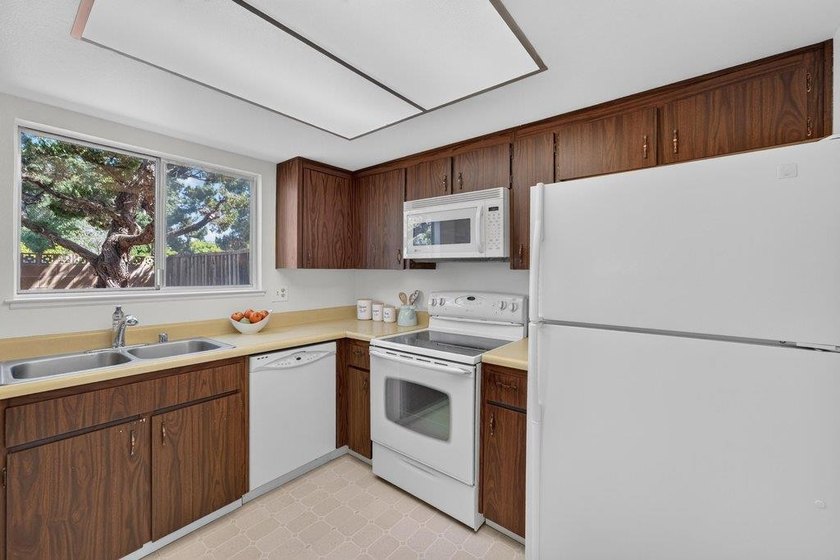 Welcome to this charming, low-maintenance 2-bedroom, 1 - photo 15