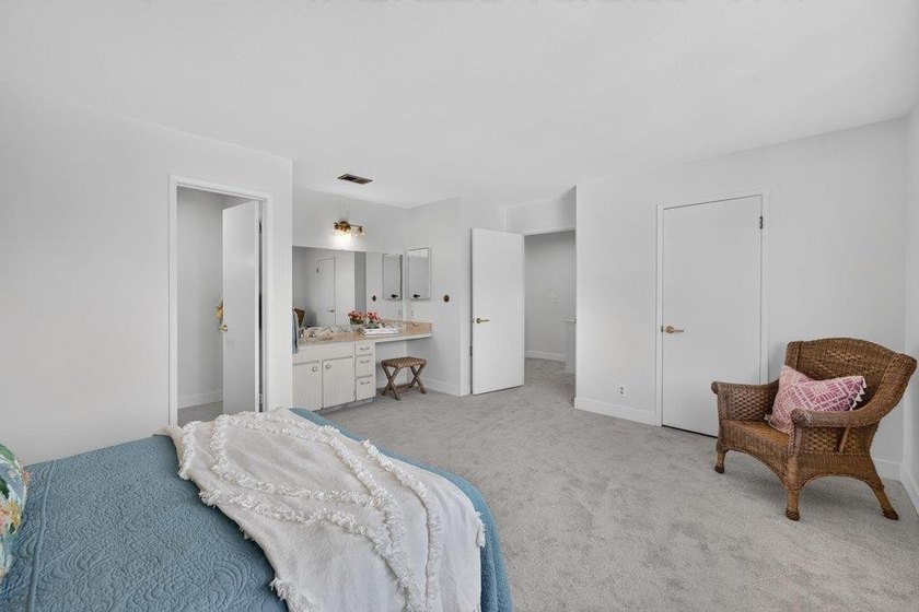 Welcome to this charming, low-maintenance 2-bedroom, 1 - photo 25