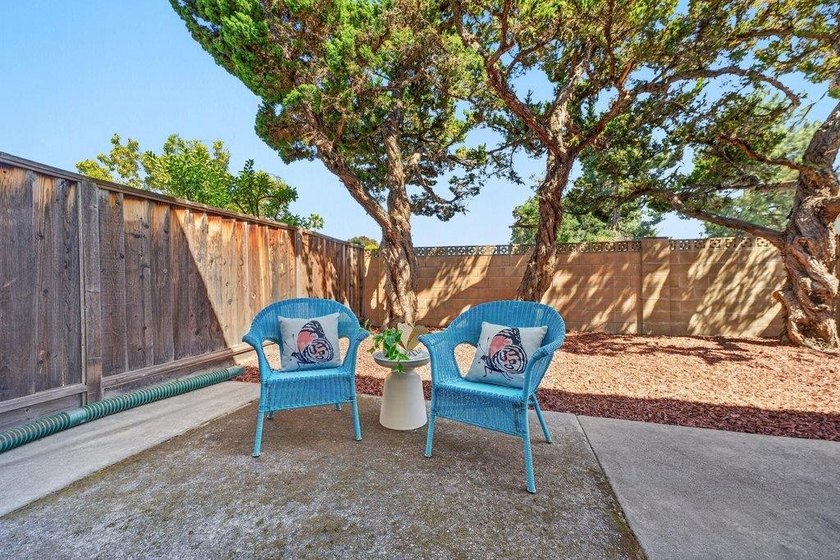 Welcome to this charming, low-maintenance 2-bedroom, 1 - photo 39