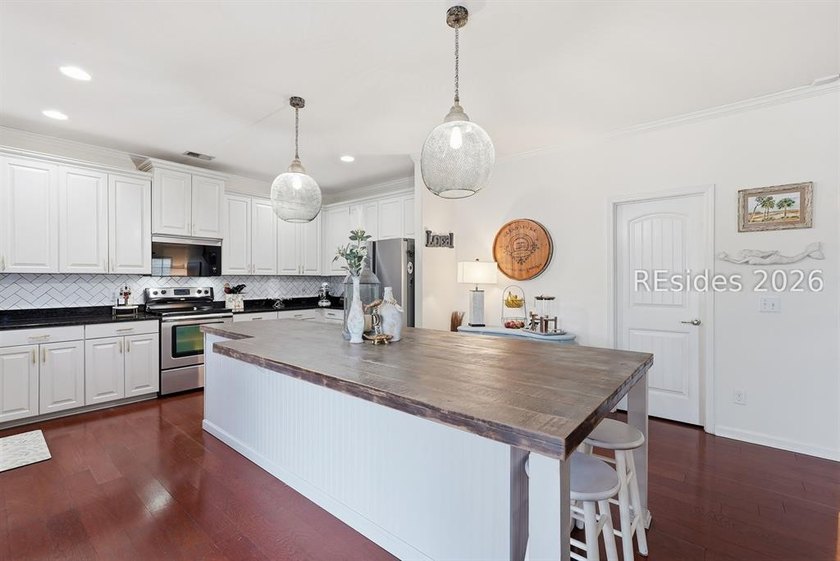 RARE OPPORTUNITY IN BLUFFTON 3,400 SQ FT | 5 BEDROOMS | PAID-OFF - photo 14
