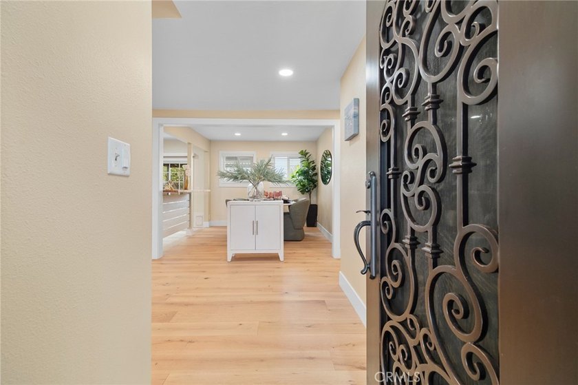 GORGEOUS HOME ideally located on the border of Westminster and - photo 3