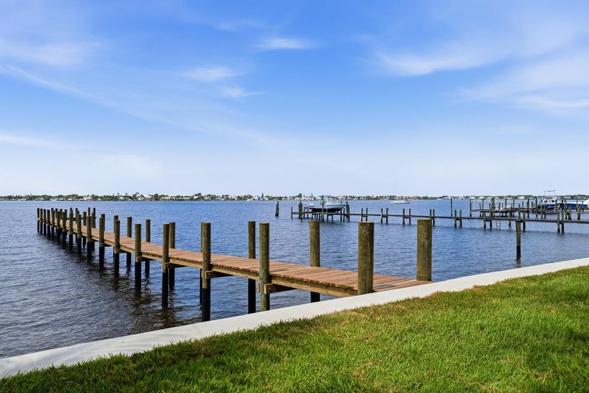 Best views on the water! Brand New 550k seawall and dock. Brand - photo 3