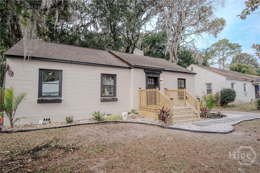 Don't miss this fully renovated 3-bedroom, 2-bath home in the - photo 3