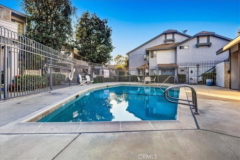 Move-in ready second-floor condo in the desirable Wrigley area - photo 4