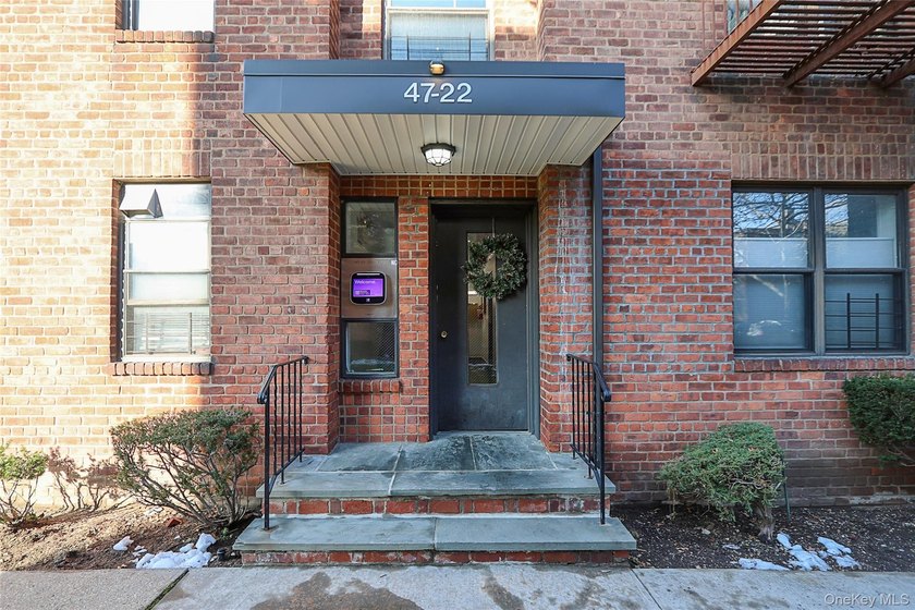 Enjoy comfortable living in this recently renovated one bedroom - photo 2