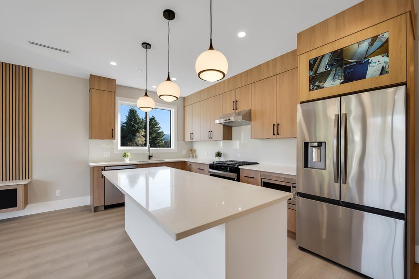 BRAND-NEW HALF DUPLEX WITH A SUITE! Located in sought-after - photo 3