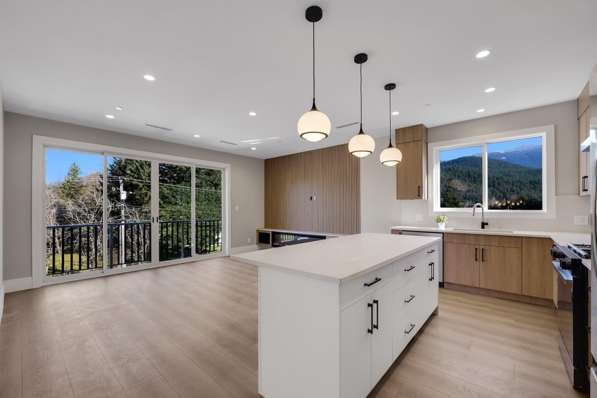 BRAND-NEW HALF DUPLEX WITH A SUITE! Located in sought-after - photo 4