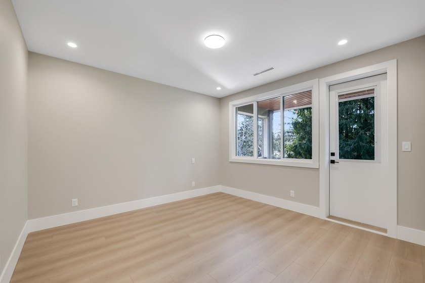 BRAND-NEW HALF DUPLEX WITH A SUITE! Located in sought-after - photo 10