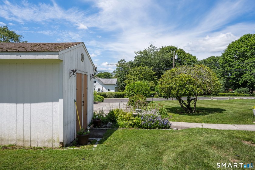 Welcome to 58 Vivian Street, a well maintained Cape that offers - photo 17
