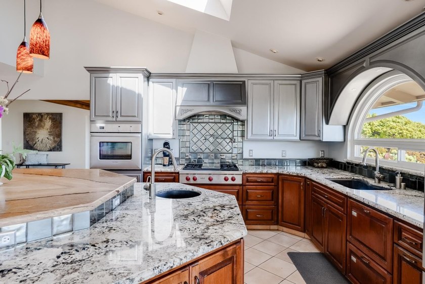 The view is the headline. Expansive. Unforgettable - photo 26