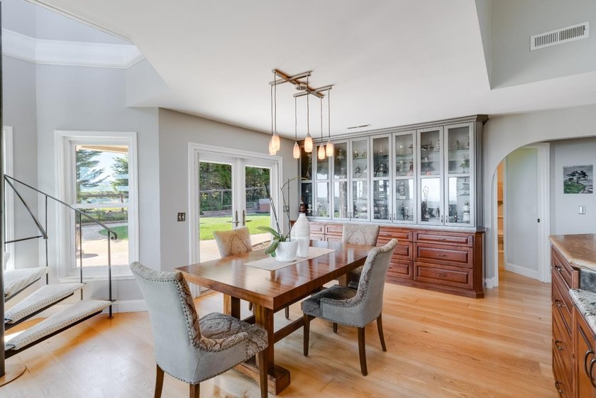 The view is the headline. Expansive. Unforgettable - photo 29