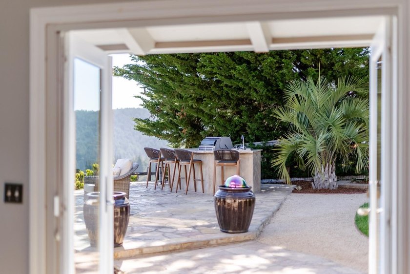 The view is the headline. Expansive. Unforgettable - photo 35