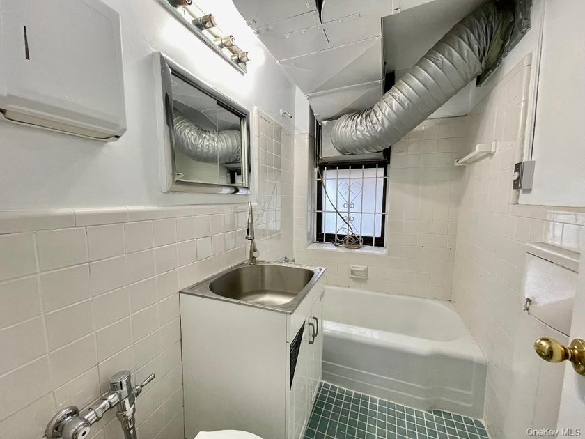 This commercial medical office condo situated right one Queens - photo 17