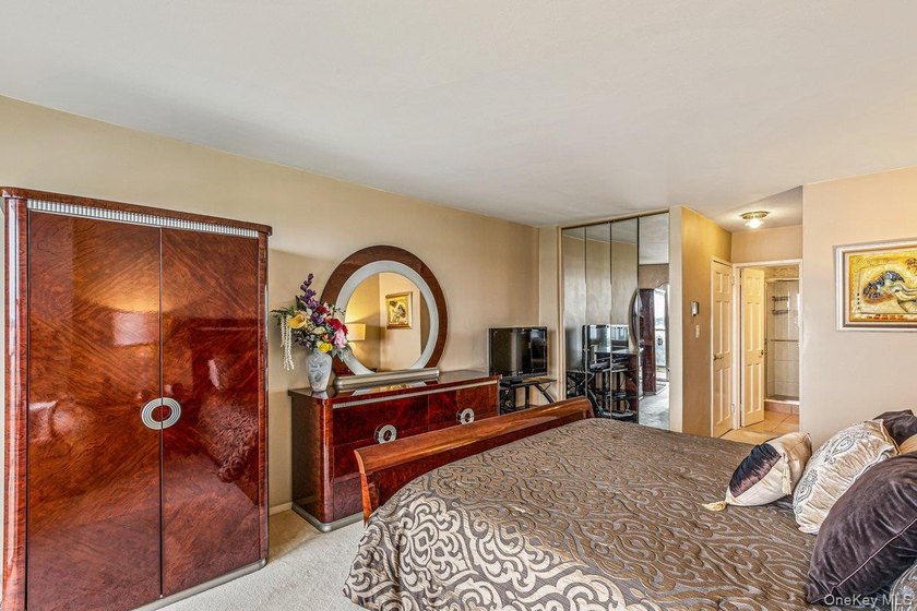 Experience effortless luxury in this beautifully renovated 3-BR - photo 19
