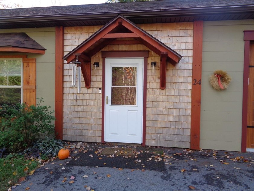 This charming and colorful Ranch, in a rural subdivision, offers - photo 2