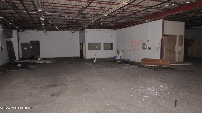 41K+ sq ft versatile office/warehouse, I-1 zoning, paved parking - photo 3