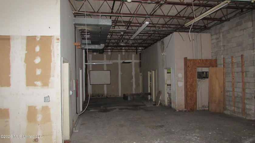 41K+ sq ft versatile office/warehouse, I-1 zoning, paved parking - photo 4
