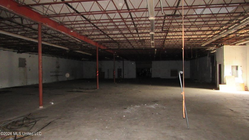 41K+ sq ft versatile office/warehouse, I-1 zoning, paved parking - photo 5