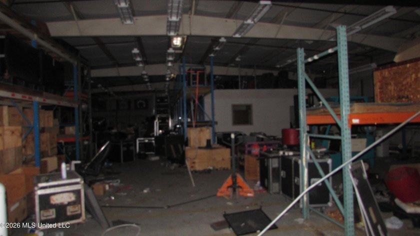 41K+ sq ft versatile office/warehouse, I-1 zoning, paved parking - photo 6