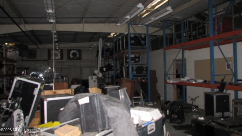 41K+ sq ft versatile office/warehouse, I-1 zoning, paved parking - photo 7