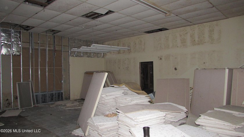 41K+ sq ft versatile office/warehouse, I-1 zoning, paved parking - photo 9