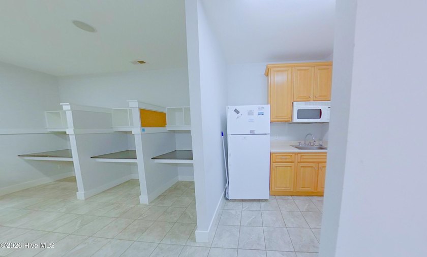 Close to St James--Large office with kitchenette, private - photo 3