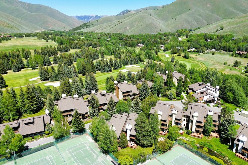 An upgraded three-bedroom, three-bath retreat in Sun Valley's - photo 27
