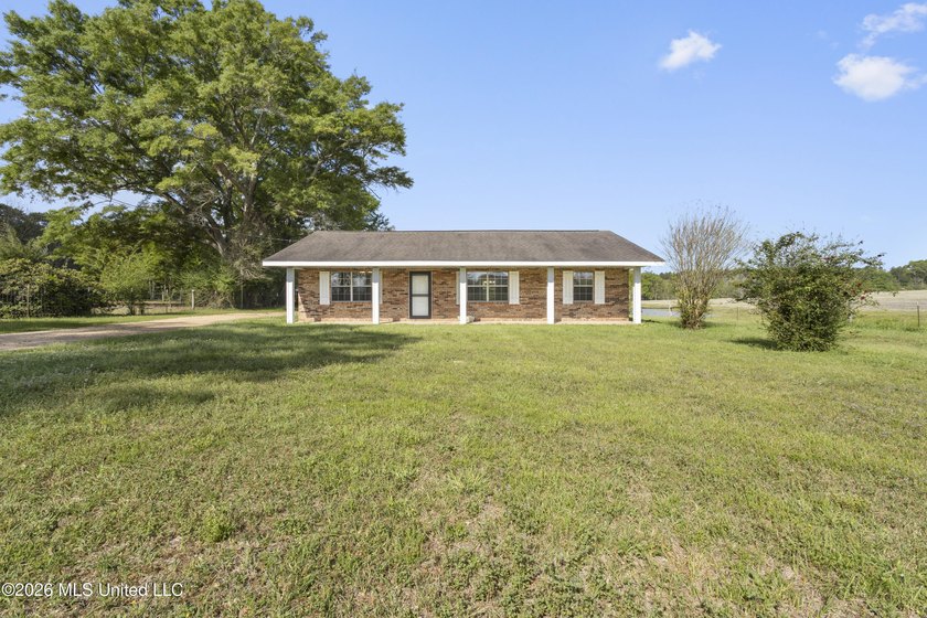 Welcome to our peaceful escape in beautiful Stone County! This - photo 2