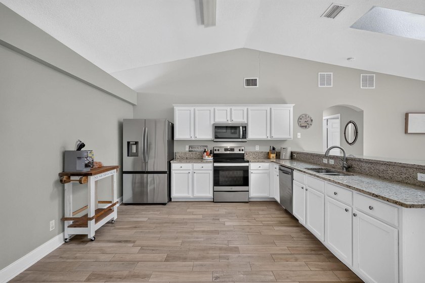 So much to enjoy in this move-in ready 3 Bedroom, 2 Bath, 2 Car - photo 7