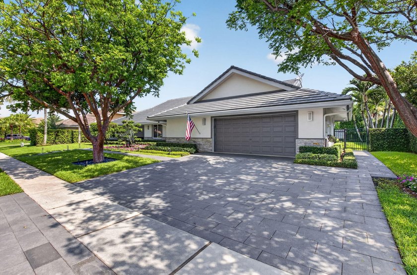 Welcome to 3245 Saint James Dr. in Woodfield Hunt Club, a gated - photo 6