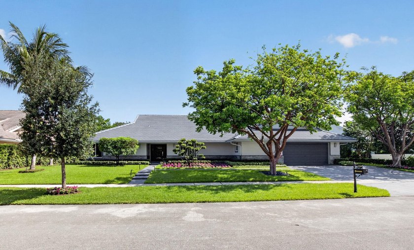 Welcome to 3245 Saint James Dr. in Woodfield Hunt Club, a gated - photo 7
