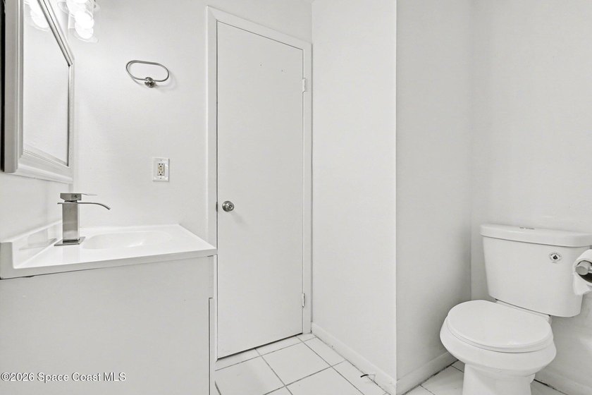 Beautiful 2-bedroom end-unit condo located in a desirable - photo 14