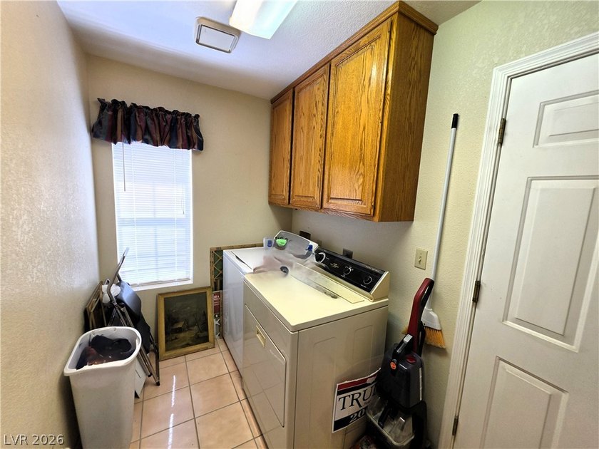 No HOA. 2455 Sqft, 3 Bedrooms and 2 1/2 Baths, featuring a blend - photo 11