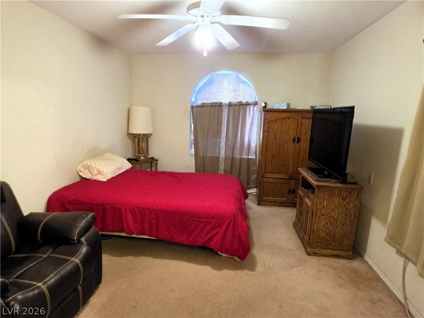 No HOA. 2455 Sqft, 3 Bedrooms and 2 1/2 Baths, featuring a blend - photo 21