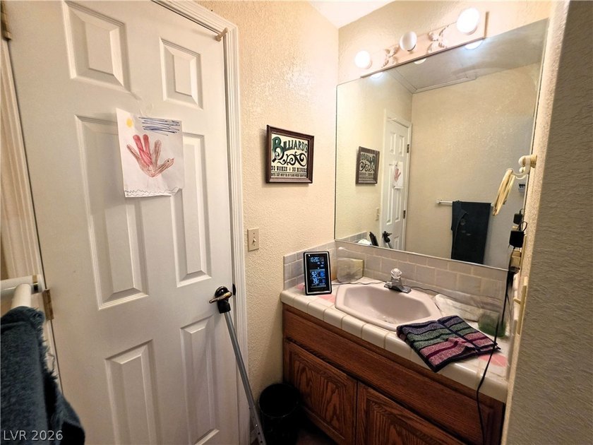 No HOA. 2455 Sqft, 3 Bedrooms and 2 1/2 Baths, featuring a blend - photo 23