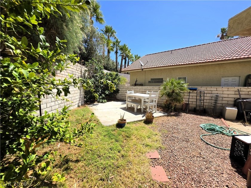 No HOA. 2455 Sqft, 3 Bedrooms and 2 1/2 Baths, featuring a blend - photo 25
