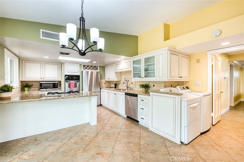 First time on the market in nearly 40 years! Exceptional - photo 4