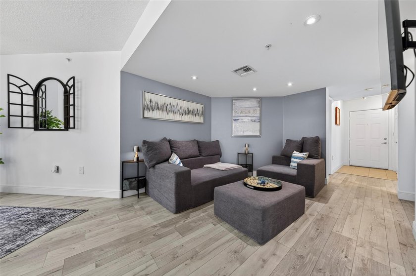 Beautifully Remodeled Corner Unit - Close to Las Olas The - photo 8