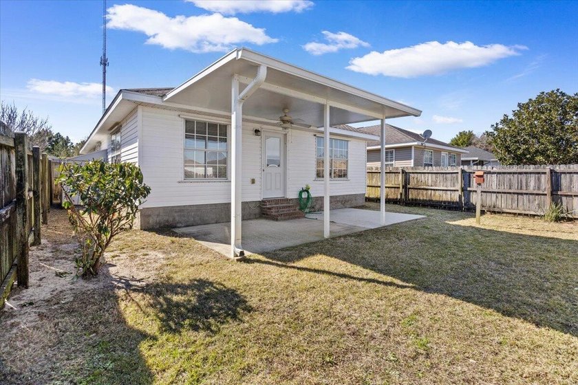 Welcome to this inviting and well-maintained Shadow Lakes patio - photo 22