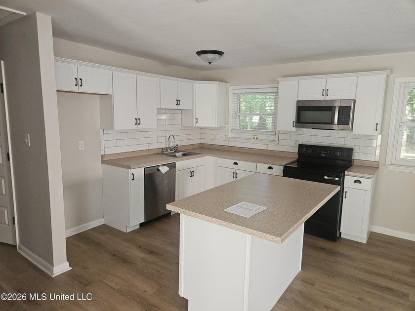 Recently remodeled &amp; qualifies for FHA $100.00 down payment - photo 3