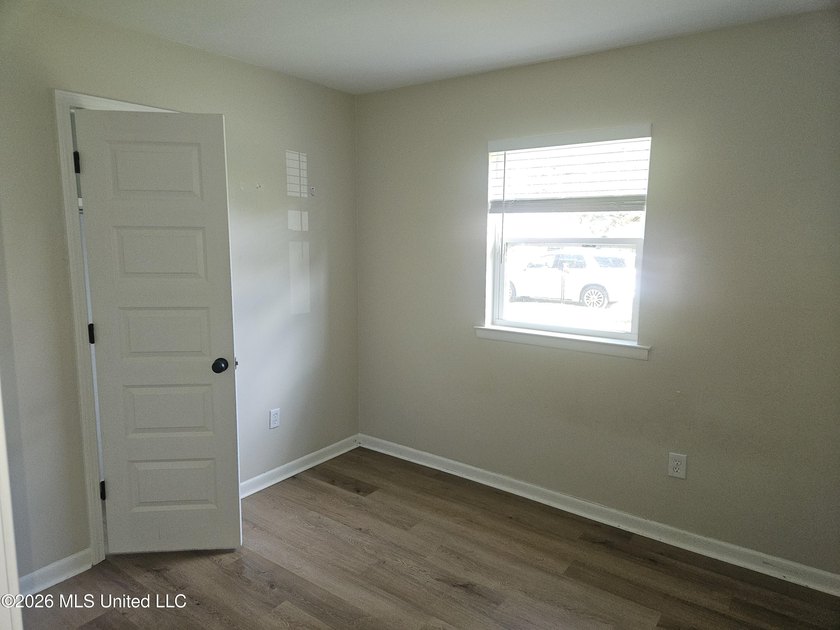 Recently remodeled &amp; qualifies for FHA $100.00 down payment - photo 6