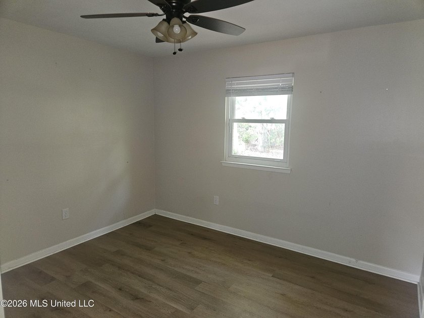 Recently remodeled &amp; qualifies for FHA $100.00 down payment - photo 9
